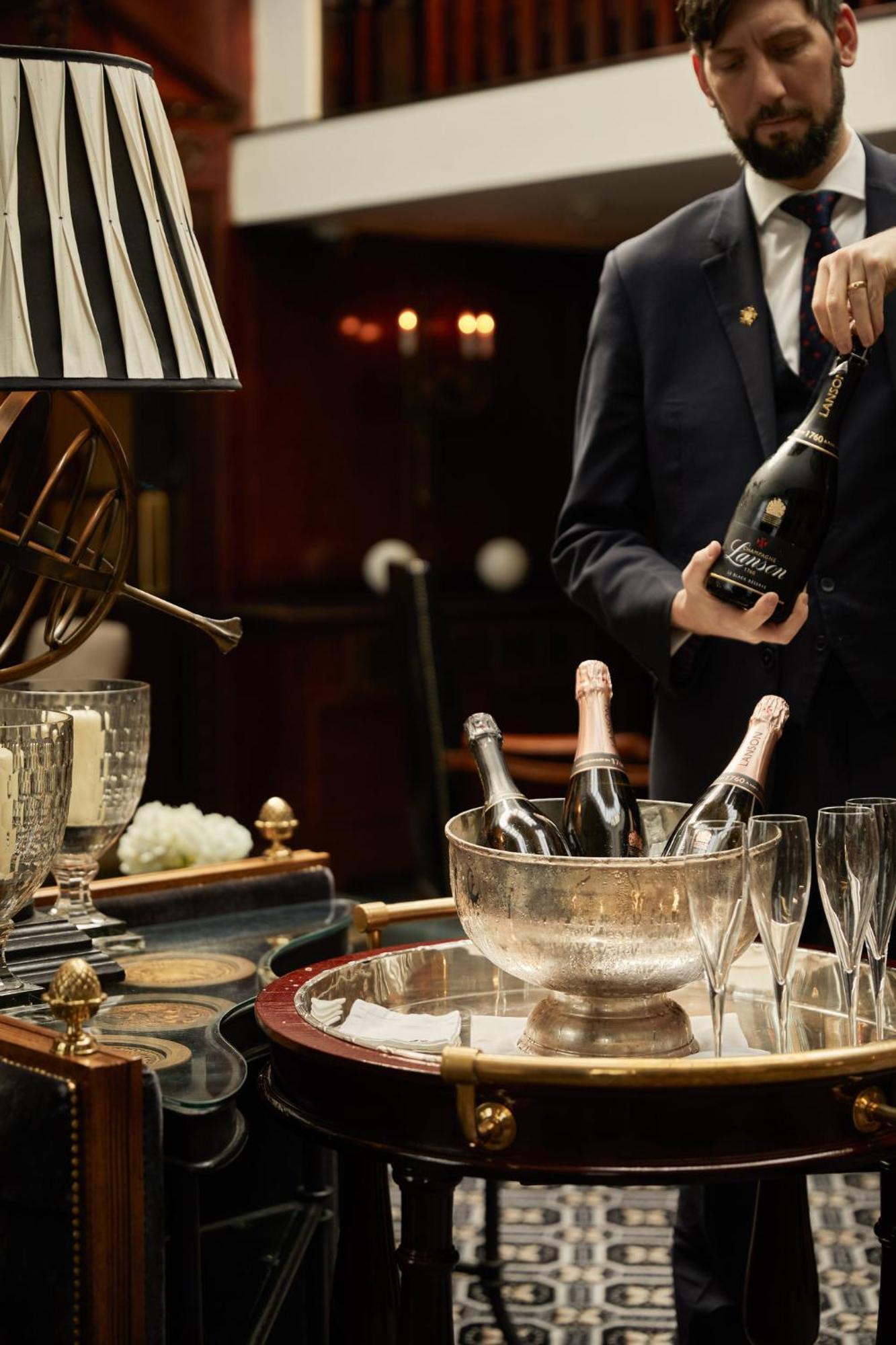 41 Hotel Londen Buitenkant foto Champagne being served