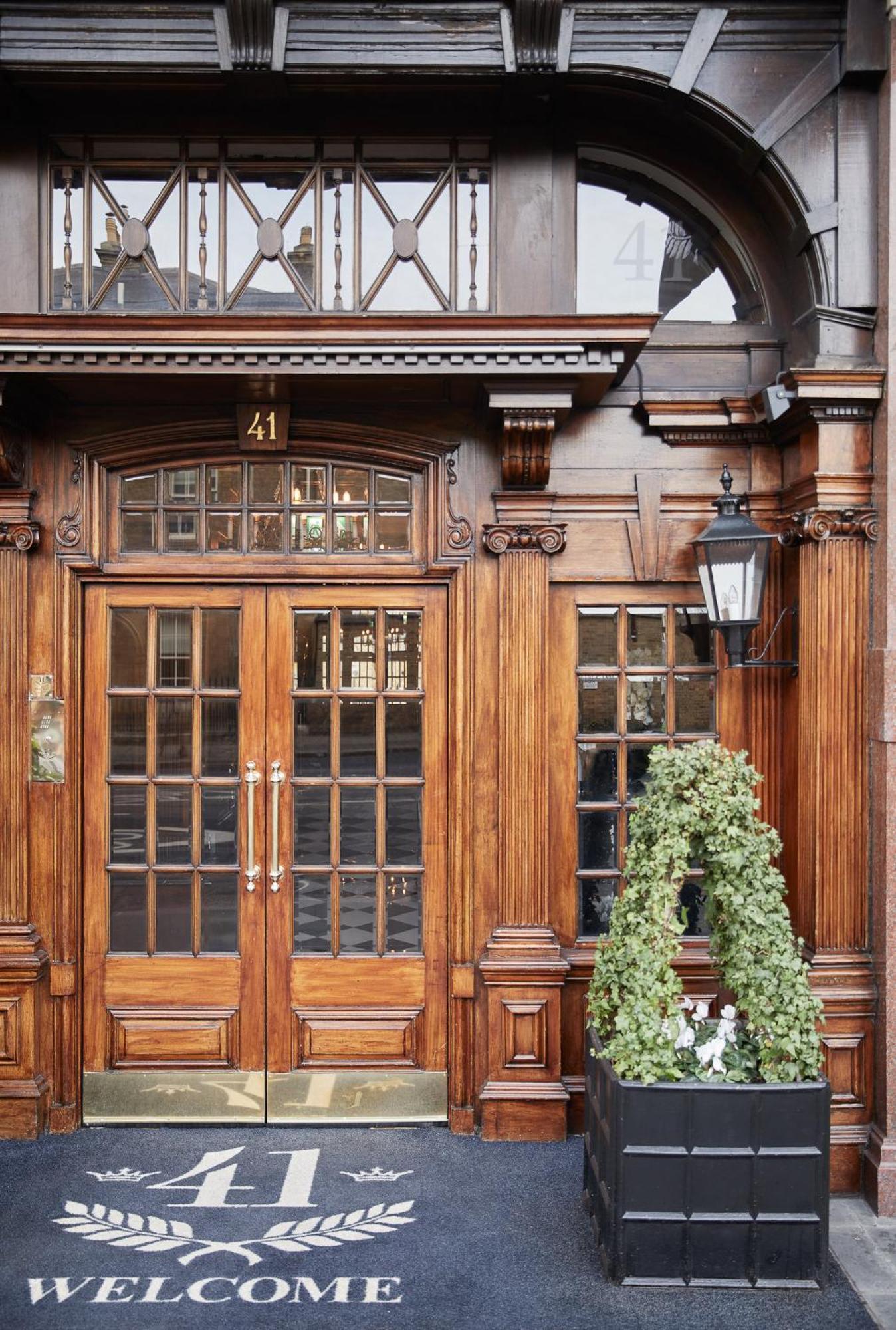 41 Hotel Londen Buitenkant foto The entrance to 41 Sutton Place