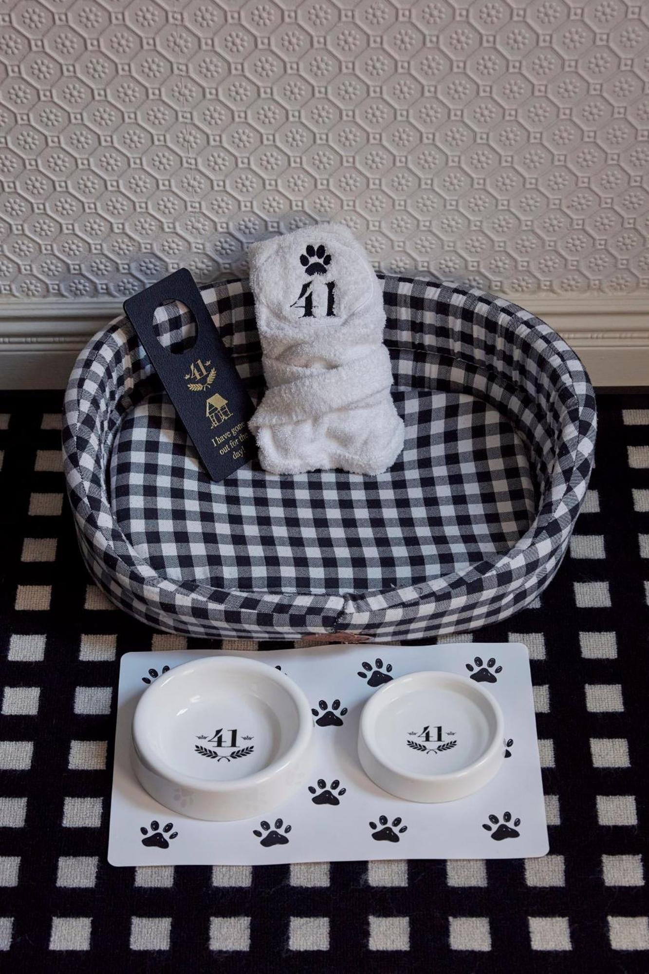 41 Hotel Londen Buitenkant foto Pet amenities at the 21c Museum Hotel