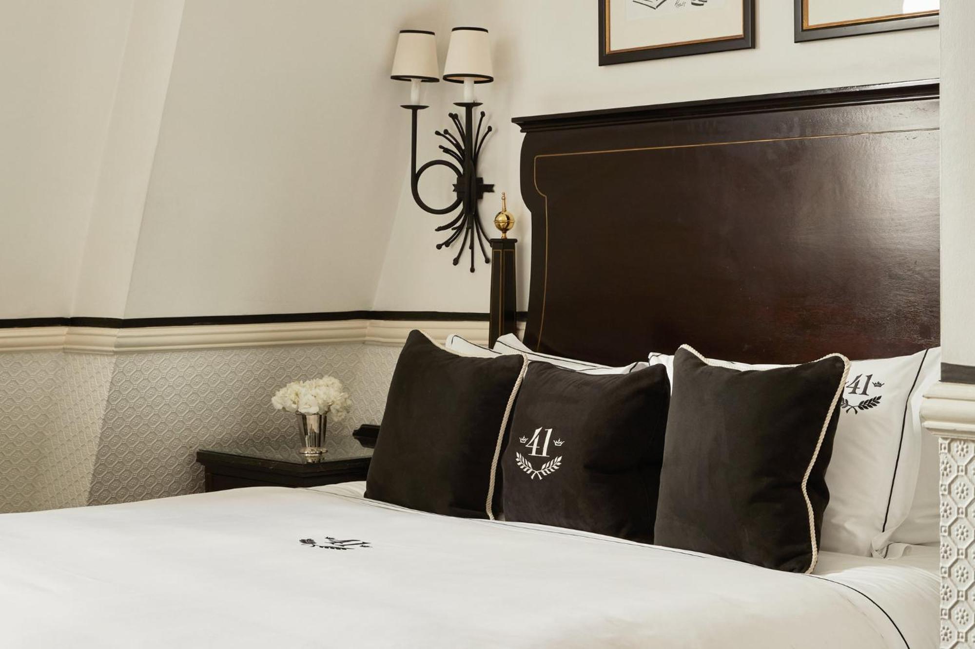 41 Hotel Londen Buitenkant foto A bed at the Hotel de Crillon